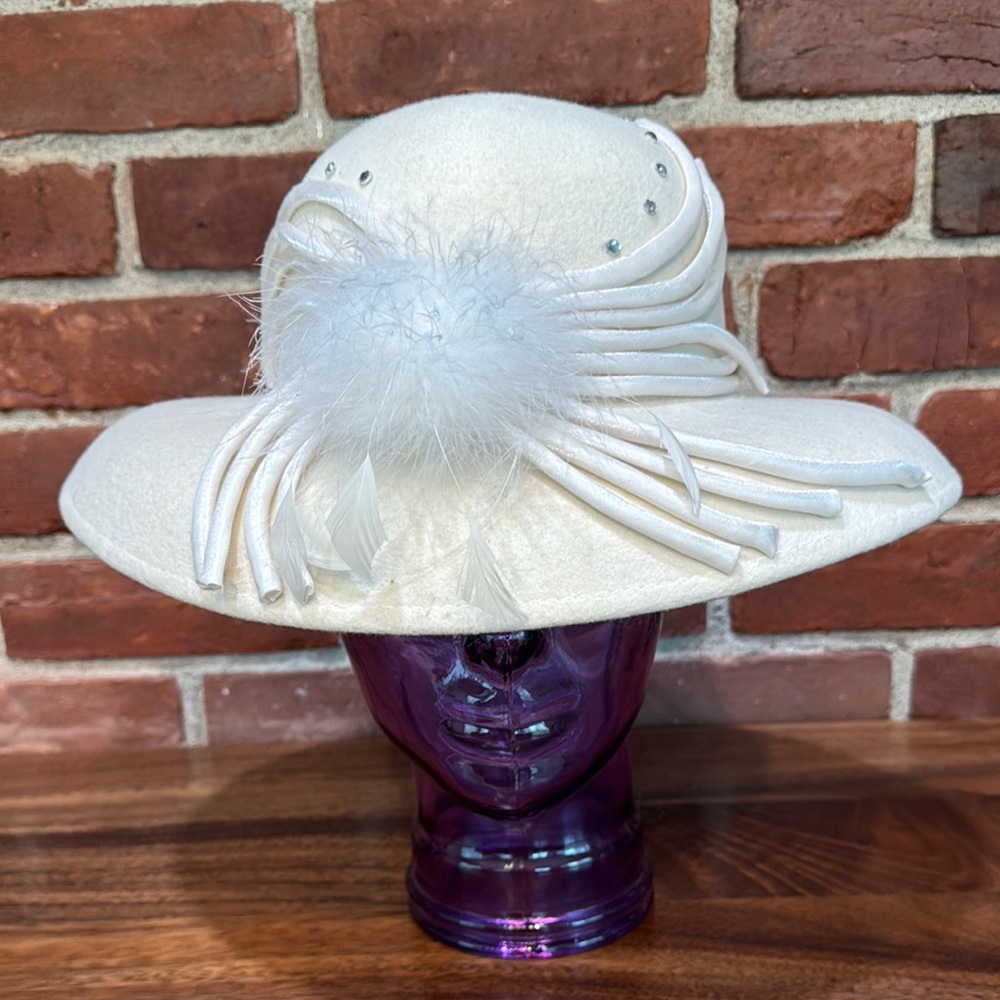 Elegant White Feathered Women's Hat